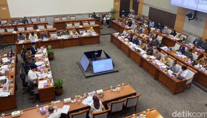 “Revitalisasi UU Haji: Panja Setuju Petugas Embarkasi Tak Perlu Muslim, Menyelamatkan Haji dari Tradisi Monokultural”