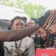 Rapper Melly Mike Beri Kado kepada Dikha, Bocah Pacu Jalur Viral di Festival Kuansing