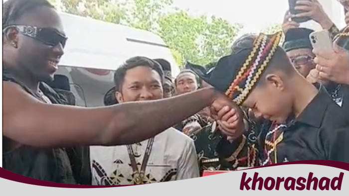 Rapper Melly Mike Beri Kado kepada Dikha, Bocah Pacu Jalur Viral di Festival Kuansing