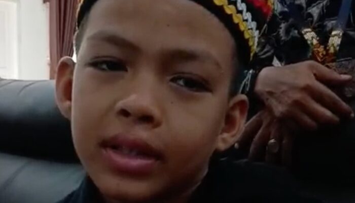 Senyum Dikha, Bocah Pacu Jalur Dihadiahi PS, Meneriakkan Terima Kasih kepada Melly Mike!