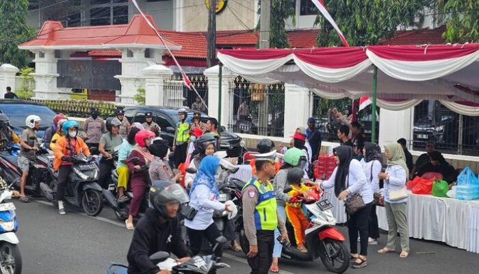 Polda Jateng Kawal Aksi Damai Emak-emak Bagikan 700 Nasi Bungkus di Pati – Update 1