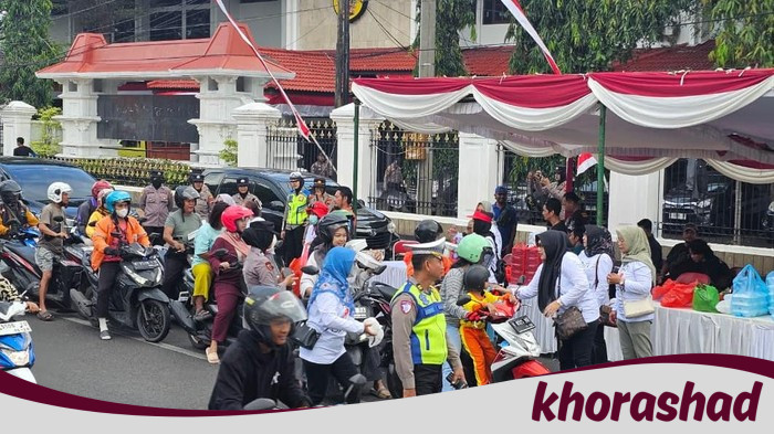 Polda Jateng Kawal Aksi Damai Emak-emak Bagikan 700 Nasi Bungkus di Pati - Update 1