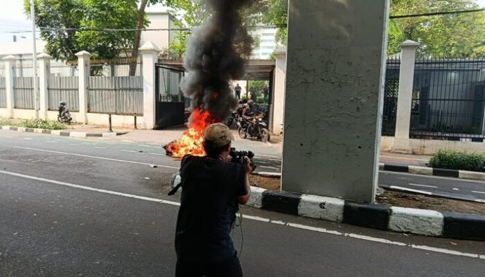 Geram! Demo di Belakang DPR Terus Berlanjut, Masa Luncurkan Batu-Bakar Spanduk