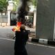 Geram! Demo di Belakang DPR Terus Berlanjut, Masa Luncurkan Batu-Bakar Spanduk