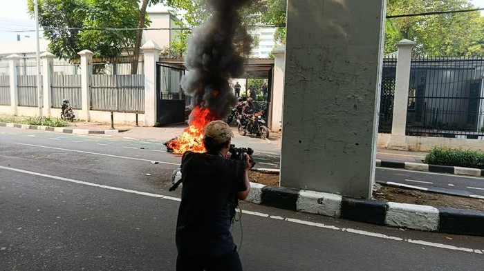 Geram! Demo di Belakang DPR Terus Berlanjut, Masa Luncurkan Batu-Bakar Spanduk