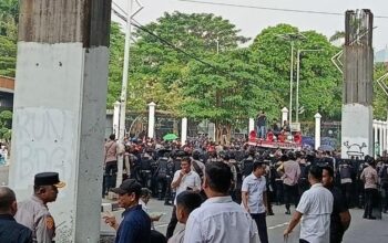 “Dari Belakang DPR, Mahasiswa Berikan Aspirasi yang Beda dari Massa yang Ricuh!”