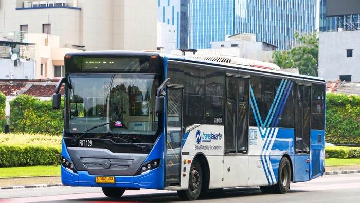**TransJakarta Terkena Imbas Demo DPR, Beberapa Rute Terhenti**