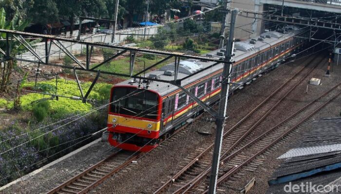 Demo DPR, KRL Tanah Abang Macet, Ribuan Penumpang Kebanjiran Emosi!