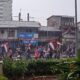 Hujan Pun Tak Lindungi, Demo 25 Agustus di Pejompongan Terus Berlanjut!