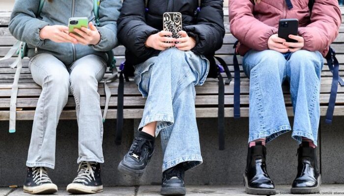 Dampak Layar Pencuri Waktu: Batas Main Ponsel untuk Anak, Berapa?