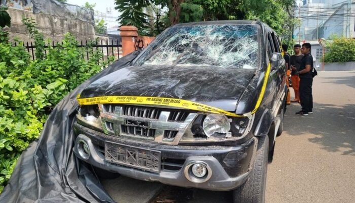 Masyarakat Slipi Diamuk Massa, Penampakan Mobil Lurah yang Rusak Jadi Topik Panas
