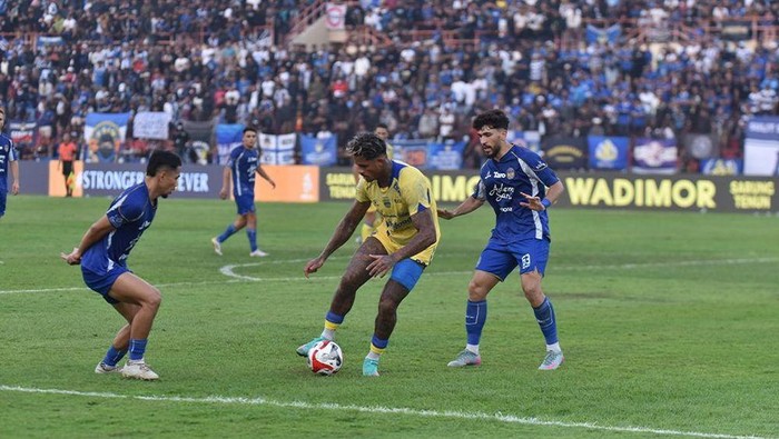 **Bojan Hodak Soroti Lini Depan Persib Usai Gagal vs PSIM**