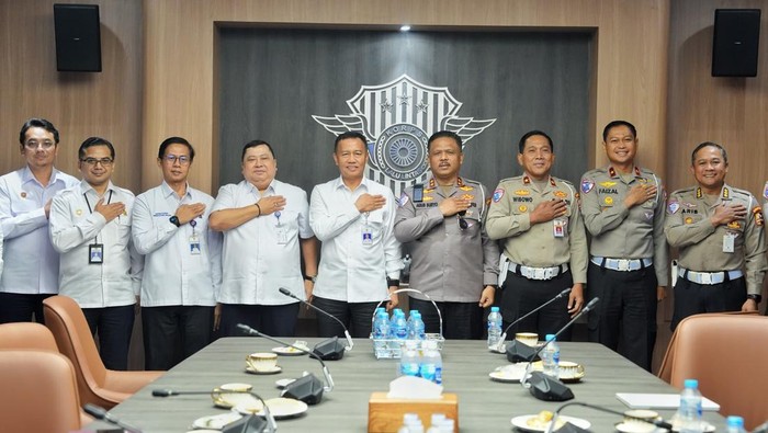 **Langkah Kakorlantas & Dirjen Hubdat: Solusi Kreatif untuk Lalin Aman!**