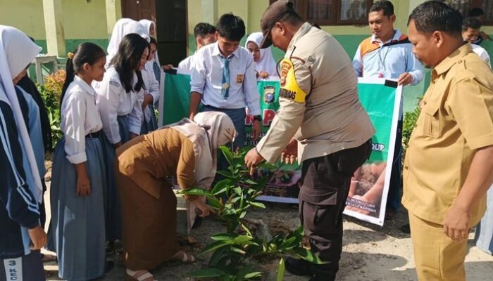 Tanam Pohon, Wujudkan Sekolah Hijau: Bhabinkamtibmas dan Siswa SMA di Siak Berkontribusi untuk Bumi yang Lebih Baik!