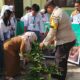 Tanam Pohon, Wujudkan Sekolah Hijau: Bhabinkamtibmas dan Siswa SMA di Siak Berkontribusi untuk Bumi yang Lebih Baik!
