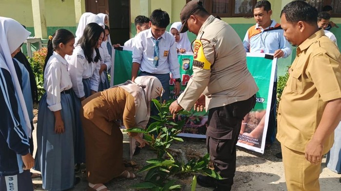 Tanam Pohon, Wujudkan Sekolah Hijau: Bhabinkamtibmas dan Siswa SMA di Siak Berkontribusi untuk Bumi yang Lebih Baik!
