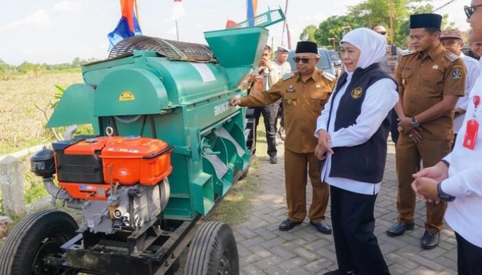 Dari Blitar ke Tulungagung, Khofifah Berikan 39 Unit Alsintan untuk Negeri yang Lebih sejahtera