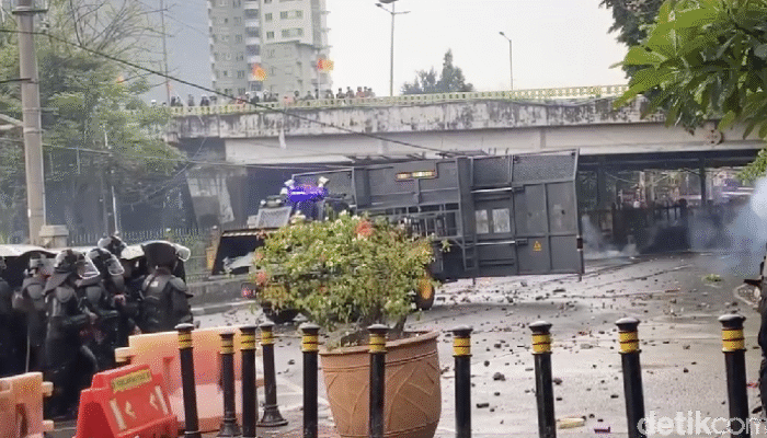 Pejompongan dalam Kebakaran: Massa Bertahan, Petasan Berkejaran, Lalin Terhenti!