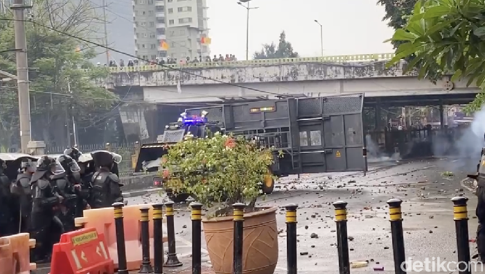 Pejompongan dalam Kebakaran: Massa Bertahan, Petasan Berkejaran, Lalin Terhenti!