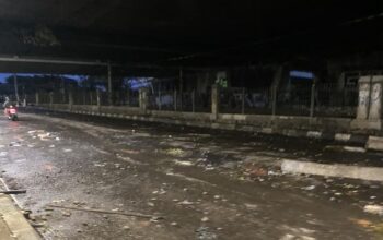 **Pejompongan dalam Kebakaran: Demo DPR Porak Poranda, Jalan Hancur, Batu-Kaca Berserakan**