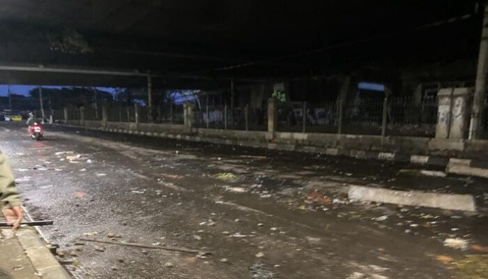 **Pejompongan dalam Kebakaran: Demo DPR Porak Poranda, Jalan Hancur, Batu-Kaca Berserakan**