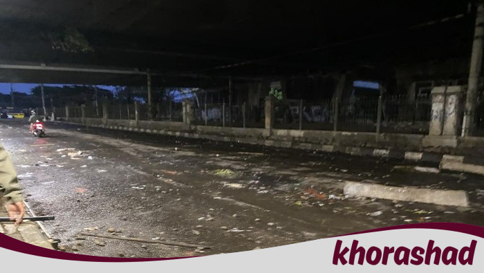 **Pejompongan dalam Kebakaran: Demo DPR Porak Poranda, Jalan Hancur, Batu-Kaca Berserakan**