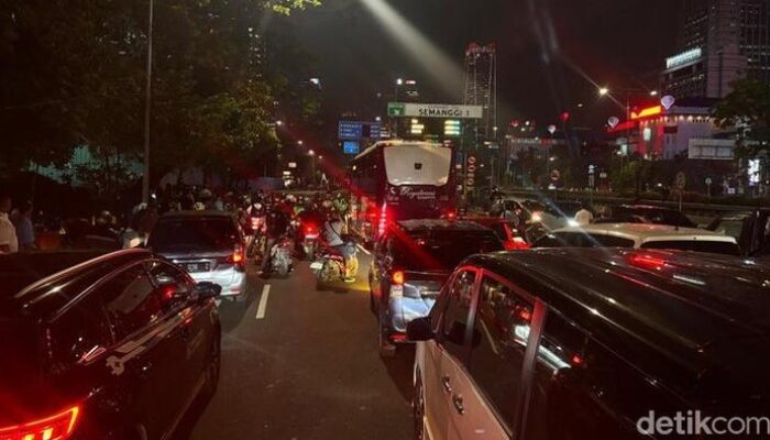 Imbas Demo, Lalin Jalan Gatot Subroto Arah Simpang Kuningan Ditutup Sebagai Bentuk Protes Masyarakat