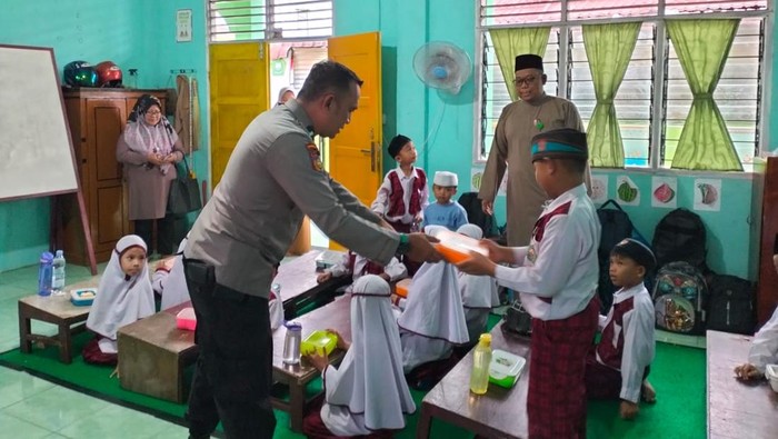 Polres Siak Serahkan 6.804 Makanan Bergizi untuk Pelajar dan Bumil