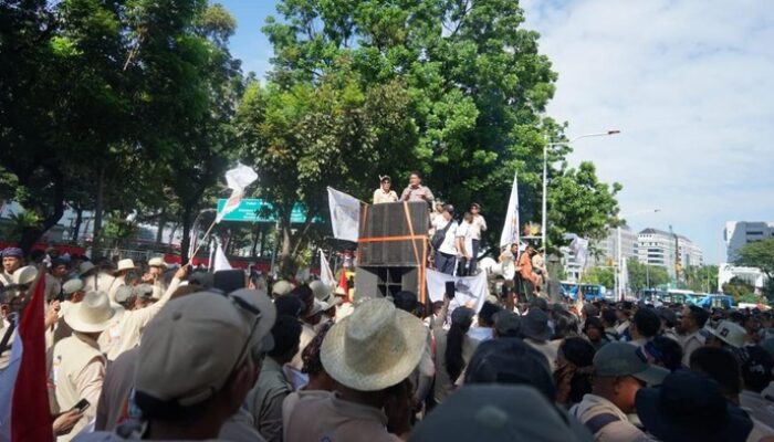 Massa Tani Merdeka Aksi Damai di Patung Kuda, Dukung Prabowo dengan Teguh!