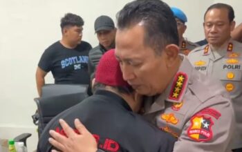 Kapolri Peluk dan Minta Maaf ke Keluarga Ojol yang Tewas Dilindas Rantis – Update 2