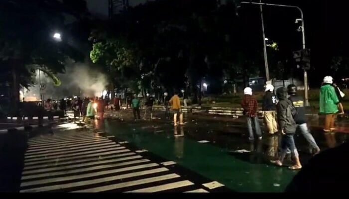 [Gelombang Ketegangan di Mako Brimob Kwitang: Massa Bertahan Semalaman]