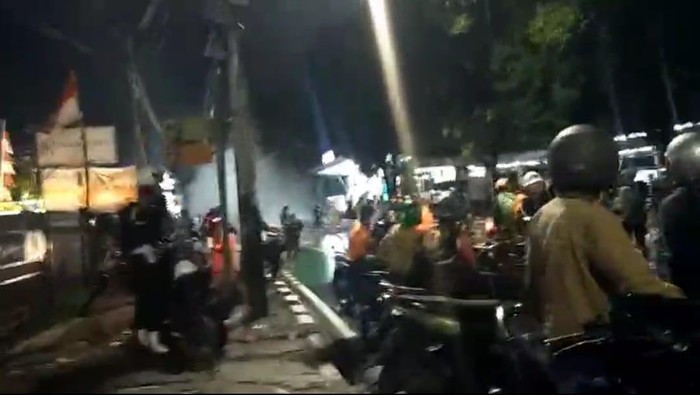 Menjelang Subuh, Massa Masih Bertahan di Sekitar Mako Brimob Kwitang - Update 1