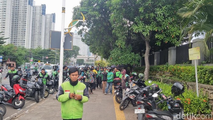 Ribuan Ojol Bergerak dari TPU Karet Bivak, Demo ke Polda Metro Deklarasikan Solidaritas