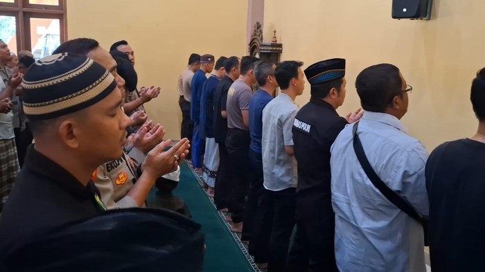 Ribuan Warga Serang Kota Bersama Polisi Berdoa Gaib untuk Affan Kurniawan