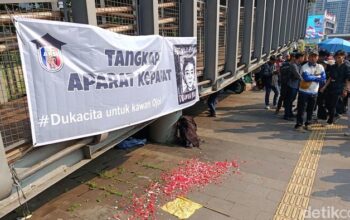Massa Tabur Bunga Depan Polda Metro, Tuntut Usut Tuntas Kasus Affan – Update 2