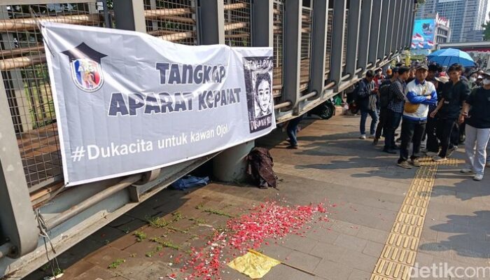 Massa Tabur Bunga Depan Polda Metro, Tuntut Usut Tuntas Kasus Affan – Update 2