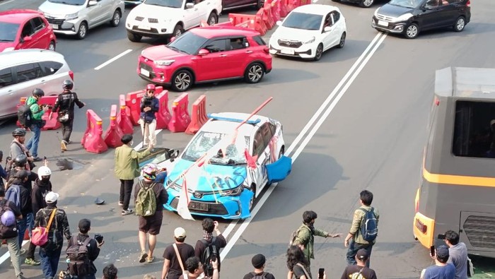 Demo Bela Ojol Tewas Dilindas Rantis Brimob di Polda Metro Langsung Memanas - Alternatif 2