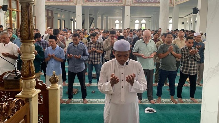 Doa Bersama Ojol, Polres Depok Gelar Salat Gaib untuk Affan Kurniawan, Rasa Kemanusiaan Muncul