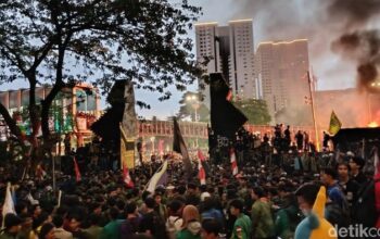 “Hujan Deras Tak Redakan Amarah, Massa Bela Ojol Bertahan di Polda Metro”