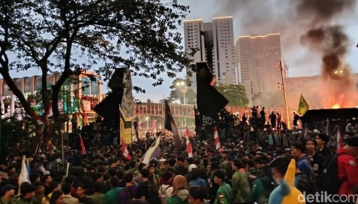 “Hujan Deras Tak Redakan Amarah, Massa Bela Ojol Bertahan di Polda Metro”