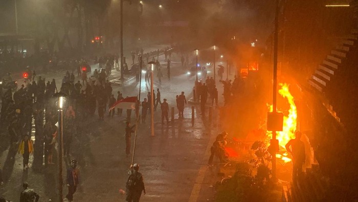 Demo Jakarta Malam Ini Bergejolak: Proses Demonstrasi dari Polda Metro hingga Kwitang