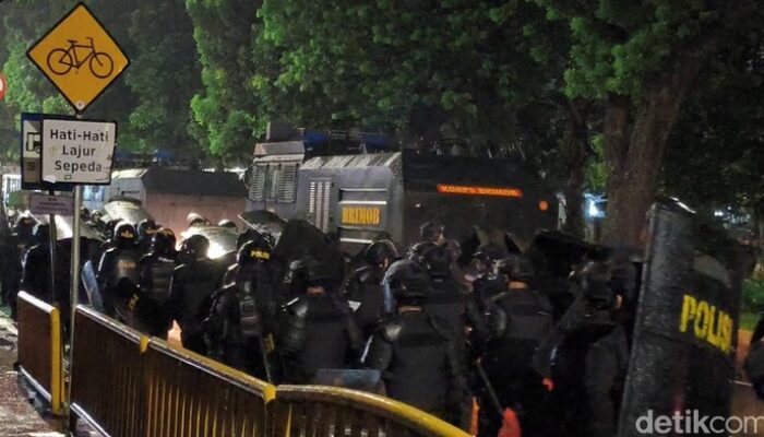 Brimob Bergerak Sisir Senen, Demonstran Berhamburan, Geger Kota!
