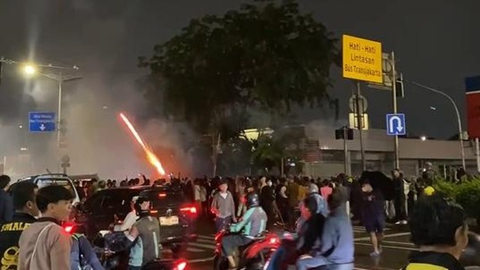 Kericuhan Demo di Otista Jaktim: Ban Dibakar, Petasan Meletus, Kondisi Tak Terkendali!