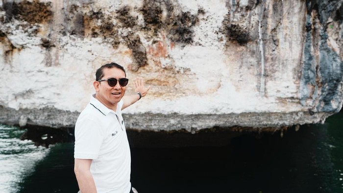 Menbud Tinjau Langsung Situs Gambar Cadas Prasejarah di Raja Ampat - Update 2