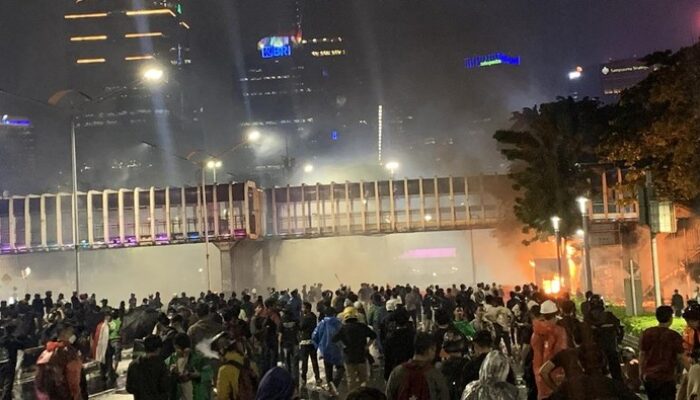 “Massa Demo Bakar Halte TransJakarta Depan Polda Metro Jaya! Sebuah Aksi yang Menyita Perhatian Publik”