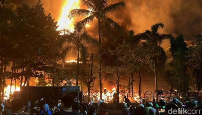 Krisis di Makassar: DPRD Dibakar, Pejabat Evakuasi dalam Keadaan Darurat