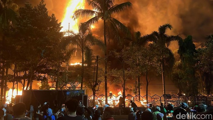 Krisis di Makassar: DPRD Dibakar, Pejabat Evakuasi dalam Keadaan Darurat