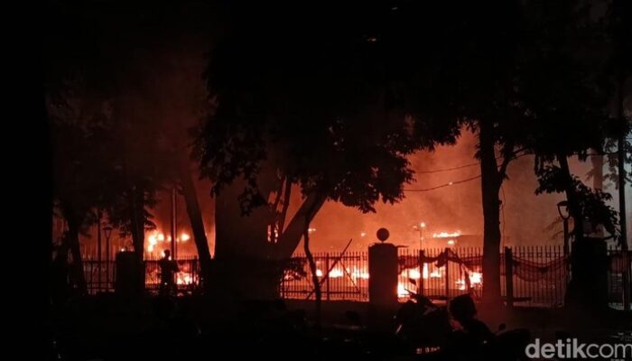 Jakarta Malam Ini: Api Merenggut Halte dan Gerbang Tol, Transum Terhenti Saatnya!