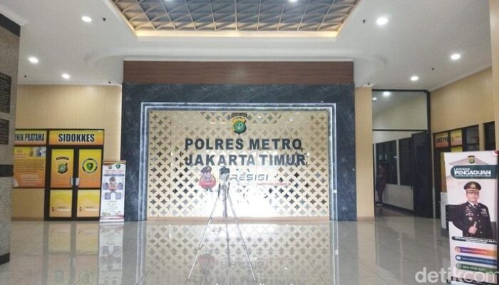 Konfrontasi Mencekam: Massa Serang Polres Jaktim dengan Molotov dan Batu