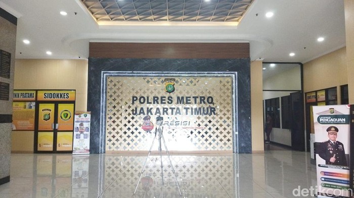 Konfrontasi Mencekam: Massa Serang Polres Jaktim dengan Molotov dan Batu